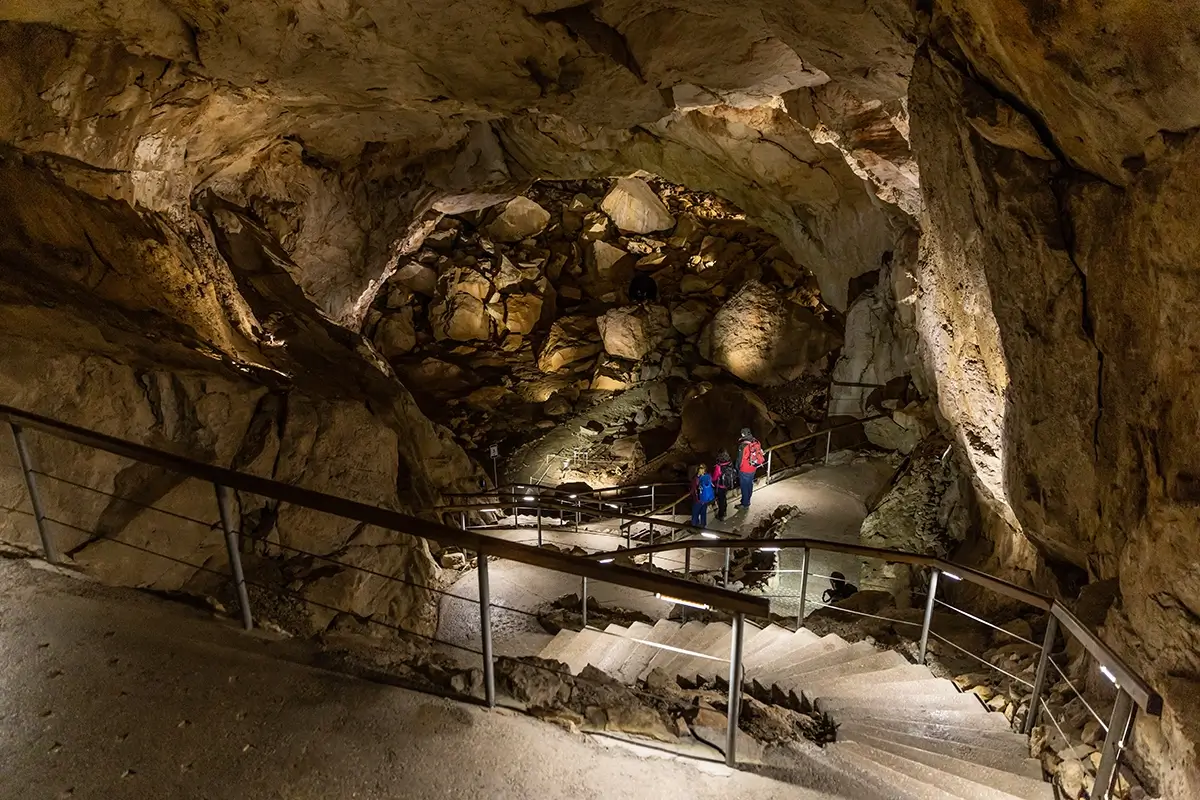 Picture of 2 hikers resting on a bench at Kitzsteinhorn